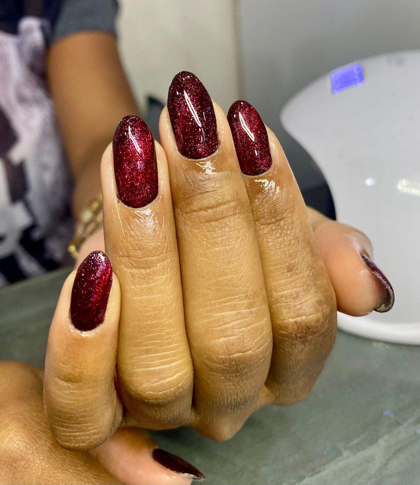 Unhas em vinho glitter