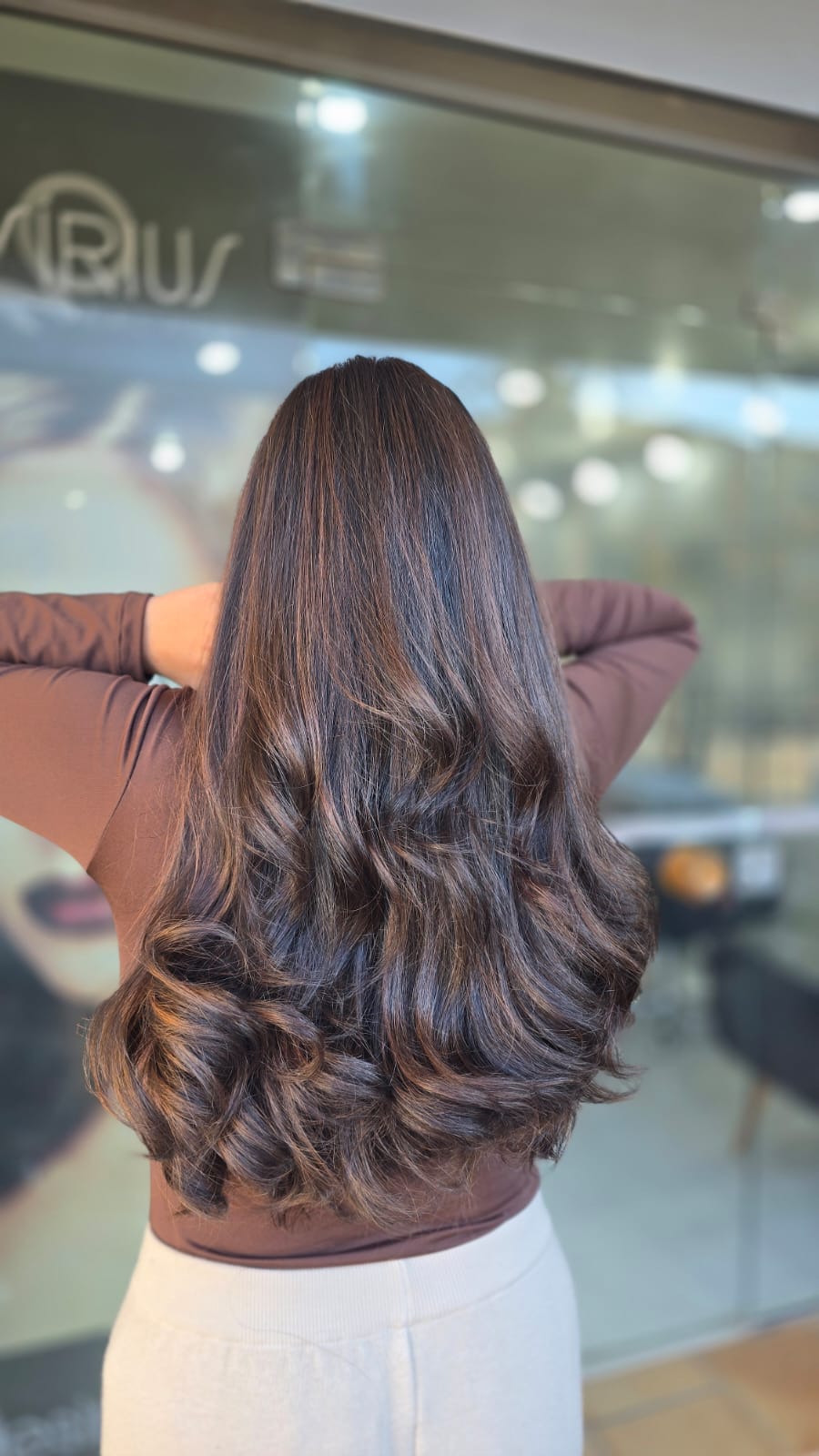 Cabelo castanho longo com ondas e brilho