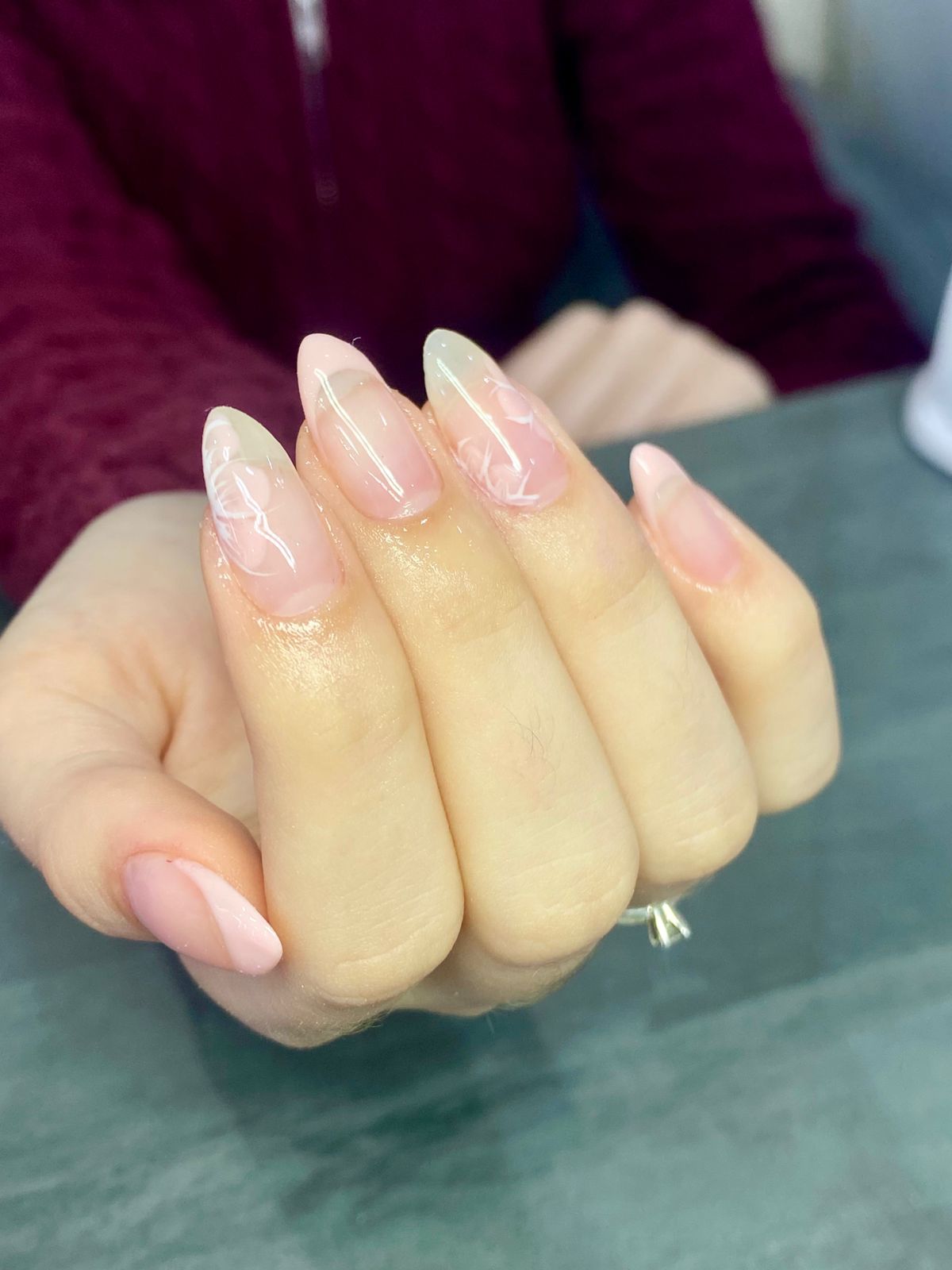 Unhas nude com nail art delicada