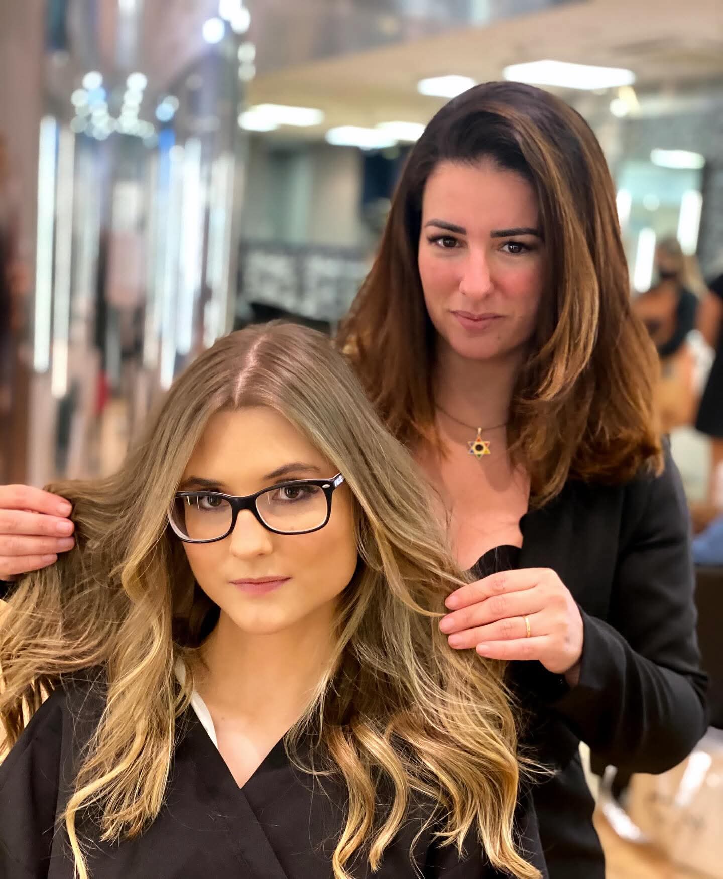Cabeleireira finalizando penteado