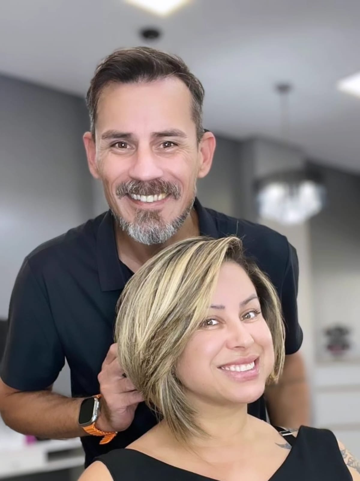 Corte bob com mechas e cliente sorrindo com o cabeleireiro